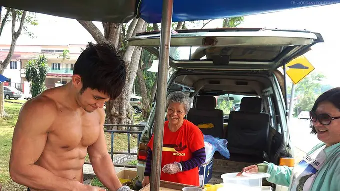 Nggak Cuma Ganteng, Tukang Durian Ini Juga Punya Perut Sixpack