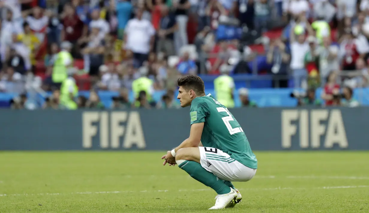 Pemain Jerman, Mario Gomez tertunduk lesu usai timnya gagal melaju ke babak 16 besar Piala Dunia 2018 di Kazan Arena, Kazan, Rusia, (27/6/2018). Jerman kalah 0-2. (AP/Lee Jin-man)