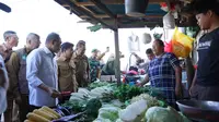 Menteri Perdagangan (Mendag) Zulkifli Hasan mengunjungi Pasar Pagi Sambas, Kalimantan Barat, pada Senin, (18/12/2023). (Dok Kemendag)