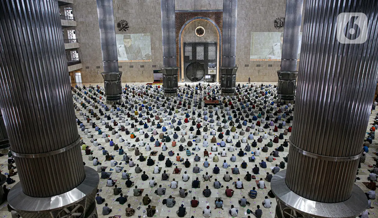 Umat muslim melaksanakan sholat Jumat terakhir pada Ramadhan 1442 H di Masjid Istiqlal, Jakarta, Jumat (7/5/2021). Berdasarkan hisab, lebaran Idul Fitri jatuh pada 13 Mei 2021 sementara pelaksanaan rukyatul hilal (melihat posisi bulan) akan dilakukan sehari sebelumnya. (Liputan6.com/Faizal Fanani)