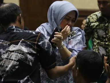 Terdakwa dugaan suap DPRD Sumatera Utara, Tiaisah Ritonga menangis usai menjalani sidang pembacaan putusan di Pengadilan Tipikor, Jakarta, Kamis (14/02). Tiaisah divonis bersalah, dihukum empat tahun dan denda Rp100 juta. (Liputan6.com/Helmi Fithriansyah)