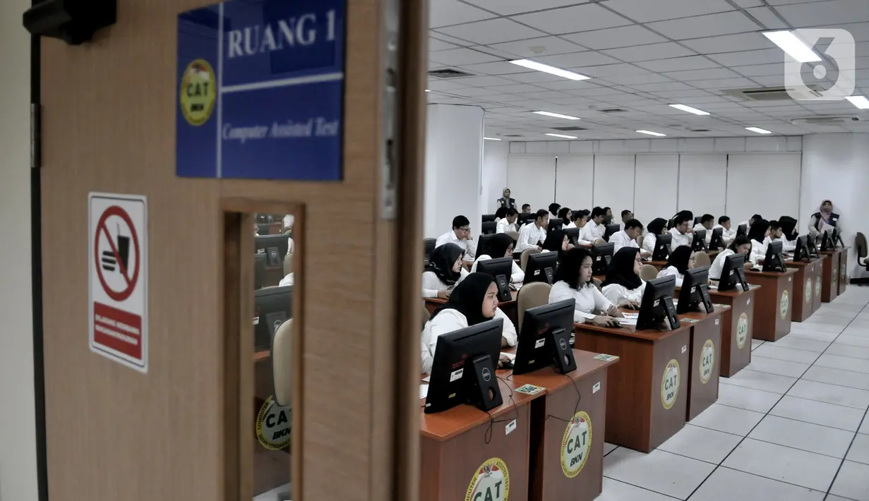 CPNS saat mengikuti SKD di Kantor BKN Pusat, Jakarta, Senin (27/1/2020). Tes SKD CPNS Tahun Anggaran 2019 diselenggarakan mulai 27 Januari hingga 28 Februari 2020 dengan jumlah peserta memenuhi syarat (MS) untuk mengikuti SKD sebanyak 3.364.868 orang. (merdeka.com/Iqbal S. Nugroho)