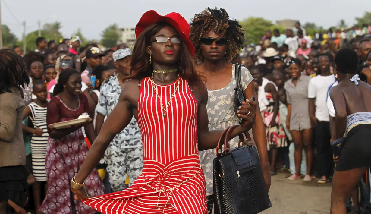 Sejumlah pria berpakaian wanita saat mengambil bagian dari parade Popo (topeng) dalam karnaval Bonoua , di timur Abidjan, Pantai Gading, (9/4). (REUTERS / Luc Gnago)