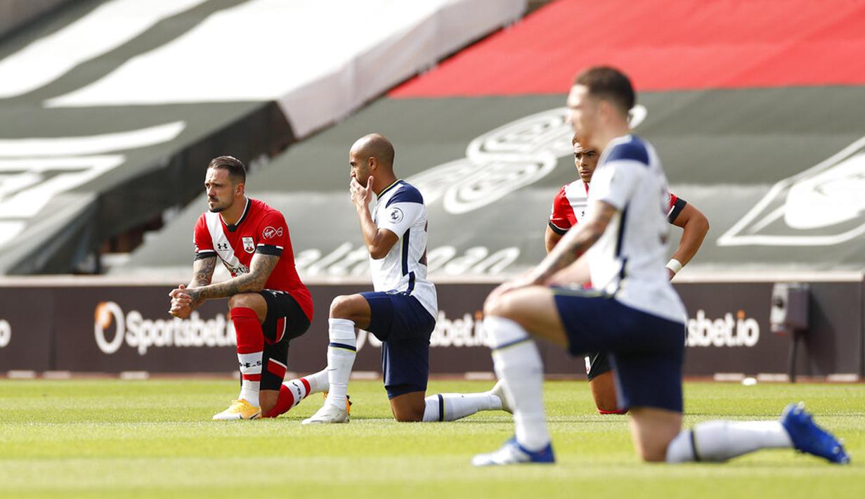 Pemain Southampton dan Tottenham Hotspur berlutut untuk mendukung pergerakan Black Lives Matter sebelum pertandingan Liga Premier Inggris di Stadion St. Mary, Southampton, Inggris, Minggu (20/9/2020). Tottenham menekuk Southampton 5-2, Son Heung-min menyumbang empat gol. (Andrew Boyers/Pool via AP)