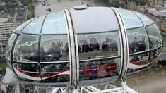 Peserta mengikuti kelas meditasi di salah satu dari tiga kapsul London Eye di London, Inggris (15/5). Kegiatan meditasi ini bertujuan untuk mempromosikan Hari Meditasi Dunia. (AP Photo / Alastair Grant)