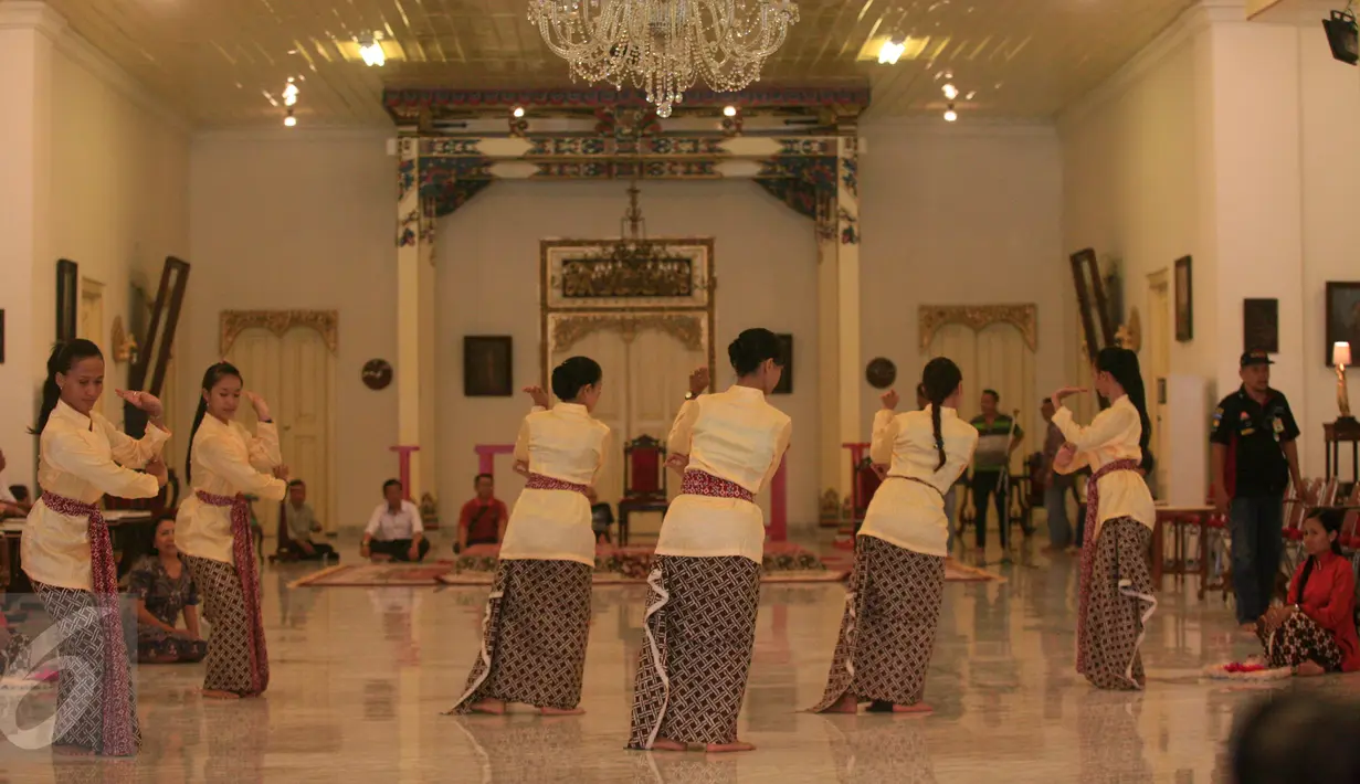 Penari berlatih membawakan tarian Bedhaya Angron Agung untuk pelaksanaan prosesi jumenengan atau penobatan Paku Alam X, DI Yogyakarta, Selasa (5/1). Jumenengan KBPH Prabu Suryodilogo menjadi KGPAA Paku Alam X digelar pada 7 Januari 2016 (Boy Harjanto)