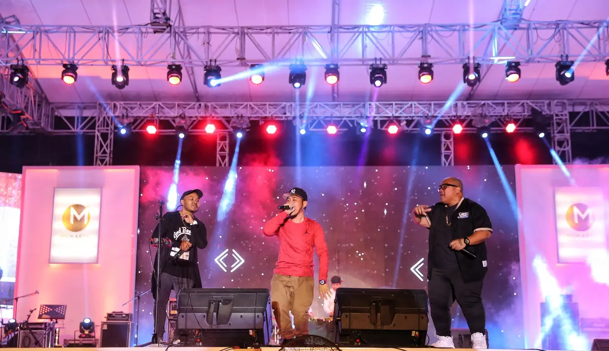 Musik hip hop yang disajikan Saykoji berhasil membuat para penonton merapatkaan diri ke panggung untuk bernyanyi dan bergoyang bersama. Tampil selama satu jam, Saykoji membawakan beberapa lagu. (Adrian Putra/Bintang.com)