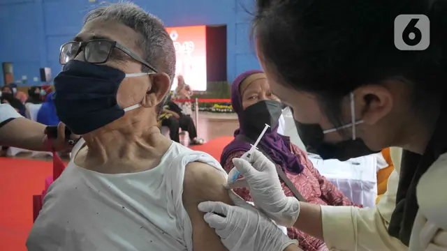 Vaksin Booster Serentak di GOR Radio Dalam