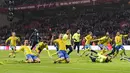 Para pemain Swedia merayakan kemenangan usai mengalahkan Denmark pada laga kualifikasi piala Eropa Prancis 2016 di Stadion Parken, Kopenhagen,Rabu (18/11/2015) dini hari WIB.  (AFP Photo/Jonathan Nackstrand) 
