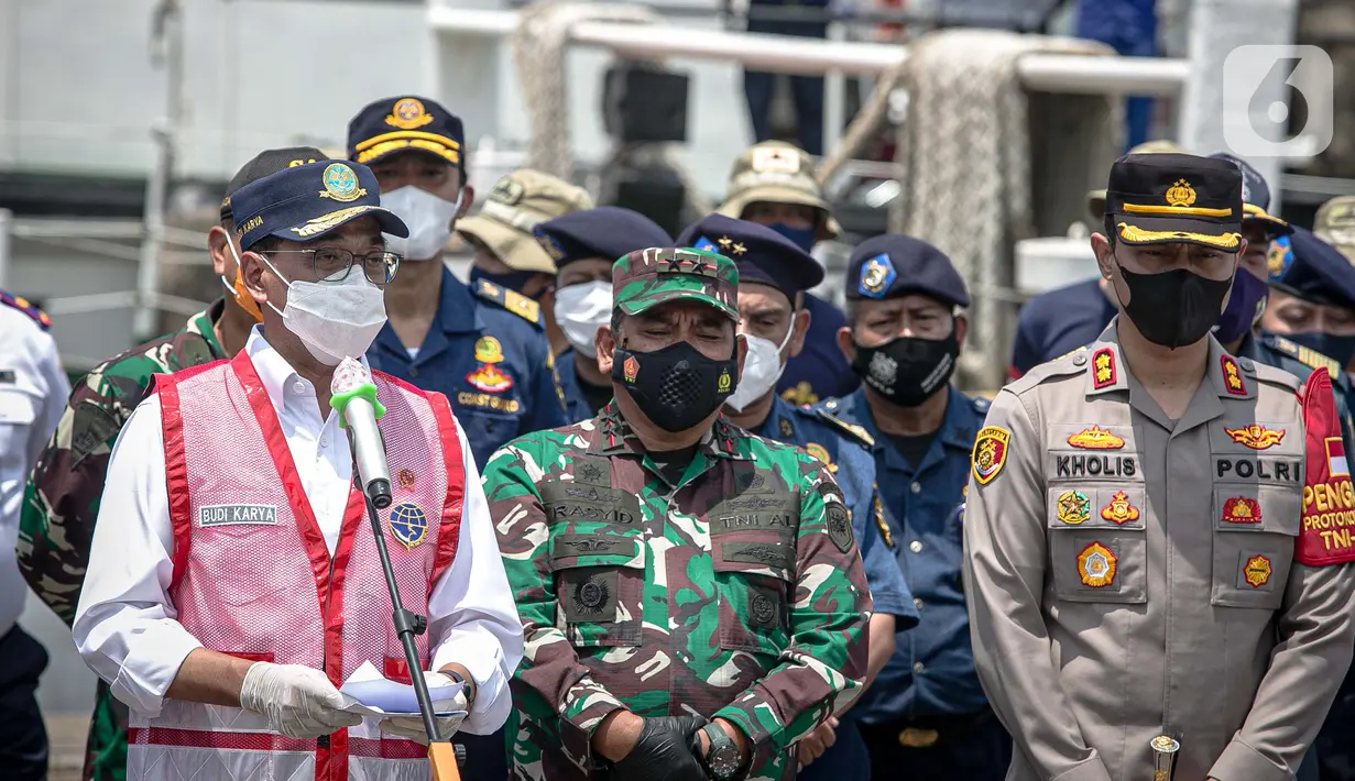 Menhub Budi Karya Sumadi (kiri) memberikan keterangan terkait penemuan CVR  Sriwijaya  SJ-182 di kawasan Dermaga JICT 2, Jakarta Utara, Rabu (31/3/2021). CVR ini ditemukan selasa malam (30/3) jam 20.00 WIB dengan alat TSHD King Arthur 8 di dasar lumpur laut. (Liputan6.com/Faizal Fanani)