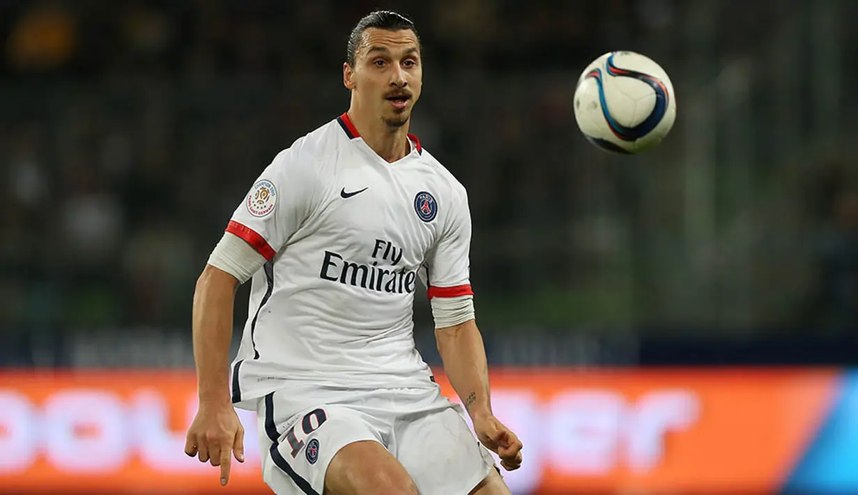 4. Zlatan Ibrahimovic. Bintang asal Swedia ini sudah mondar-mandir di semua liga top Eropa kecuali Premier League. Mantan pemain Barcelona ini akhirnya berlabuh di Manchester United musim ini. (AFP/Charly Triballeau)
