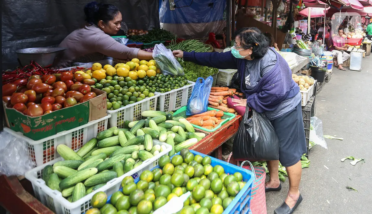 <p>Pedagang melayani pembeli kebutuhan pokok di Pasar Tradisional Kebayoran, Jakarta Selatan, Senin, (5/9/2022). Harga sembako berpotensi naik lantaran biaya logistik semakin mahal menyusul kenaikan harga bahan bakar minyak (BBM) yang secara resmi diumumkan beberapa waktu lalu. (Liputan6.com/Johan Tallo)</p>