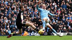 Pemain Manchester City, Erling Haaland, mencetak gol ke gawang Everton pada laga Premier League 2023/2024 pekan 24 di Stadion Etihad, Sabtu (10/2/2024). City menang dengan skor 2-0. (AFP/Darren Staples)
