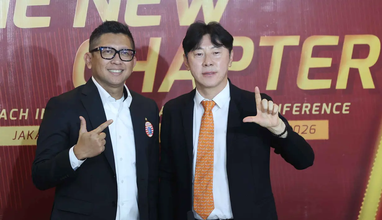 Presiden klub Persija, Mohamad Prapanca (kiri) bersama Shin Tae-yong saat acara perkenalan pelatih kepala baru Persija di Jakarta International Stadium, Senin (8/6/2026) siang WIB. (Bola.com/M Iqbal Ichsan)