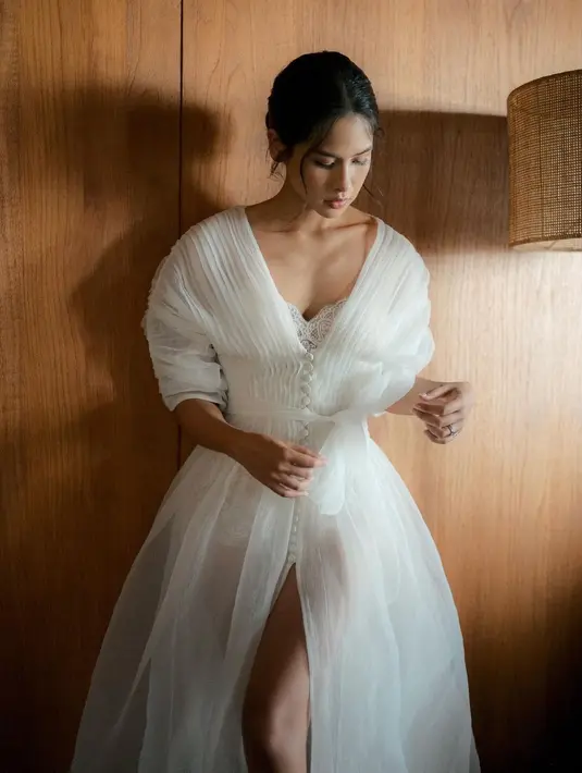 Jubah pernikahan impian Maudy Ayunda rancangan Hian Tjen yang memberikan keanggunan pada kecantikan alami sang pengantin. [@hiantjen]