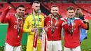 Pemain Manchester United (ki-ka), Casemiro, David De Gea, Luke Shaw, dan Lisandro Martinez berpose bersama trofi Carabao Cup 2023 setelah mengalahkan Newcastle United di Wembley Stadium, Minggu (26/2/2023) waktu setempat. (AFP/Glyn Kirk)