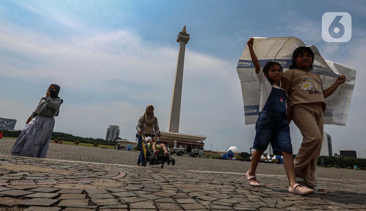 Wisatawan masih memanfaatkan masa libur Lebaran 2024 ini untuk berkunjung ke Monas. (Liputan6.com/Angga Yuniar)