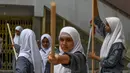 Gadis-gadis muslim memainkan tongkat saat berlatih seni bela diri Vovinam untuk tampil dalam Hari Perempuan Internasional di sekolah menengah St Maaz, Hyderabad, India, Kamis (5/3/2020). Vovinam adalah seni bela diri menggunakan pedang dan tongkat asal Vietnam. (NOAH SEELAM/AFP)
