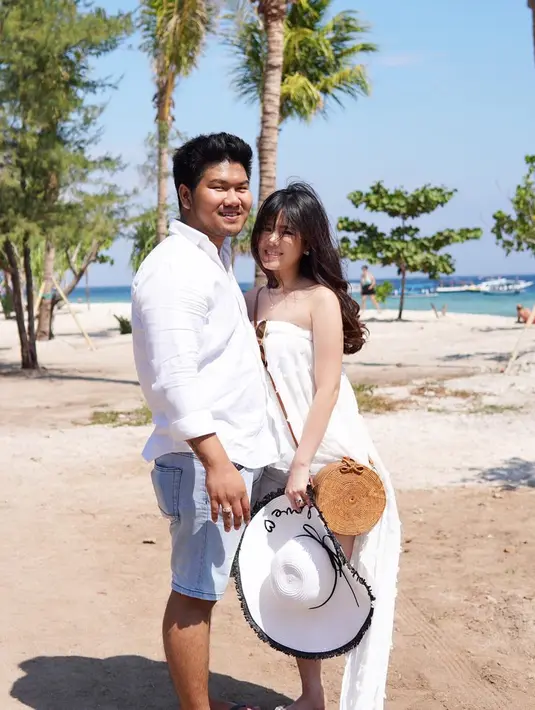 Melisa Hartanto pun dikenal selalu tampil anggun di berbagai kesempatan. Ketika sedang berlibur ke Lombok, ia pun tampil modis dengan dress berwarna putih. Tak sendirian, Melisa tampak liburan bersama sang suami.(Liputan6.com/IG/@melisahart_)