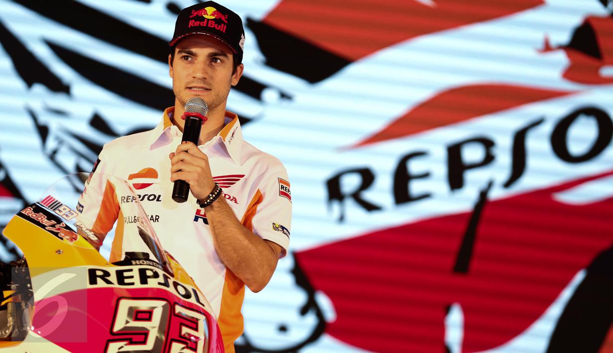 Pembalap Dani Pedrosa memaparkan tanggapannya terkait All New Honda CBR250RR Repsol Edition yang resmi diluncurkan  di Jakarta, Jumat (3/2). Selain Pedrosa, peluncuran tersebut juga pembalap MotoGP lainnya, Marc Marquez. (Liputan6.com/Faizal Fanani)