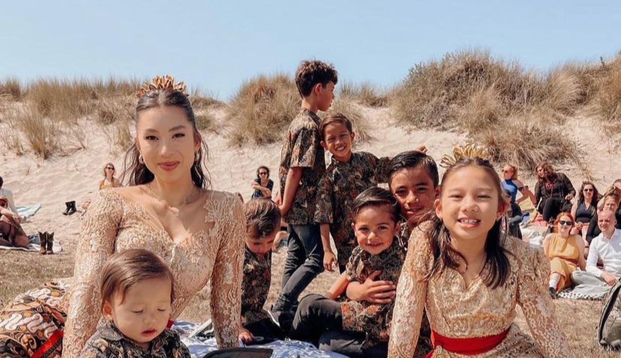 Saat ini, Jennifer dan keluarga tengah bertandang ke Belanda untuk menghadiri pernikahan adik iparnya, Noufri Bachdim.  (Instagram/jenniferbachdim).