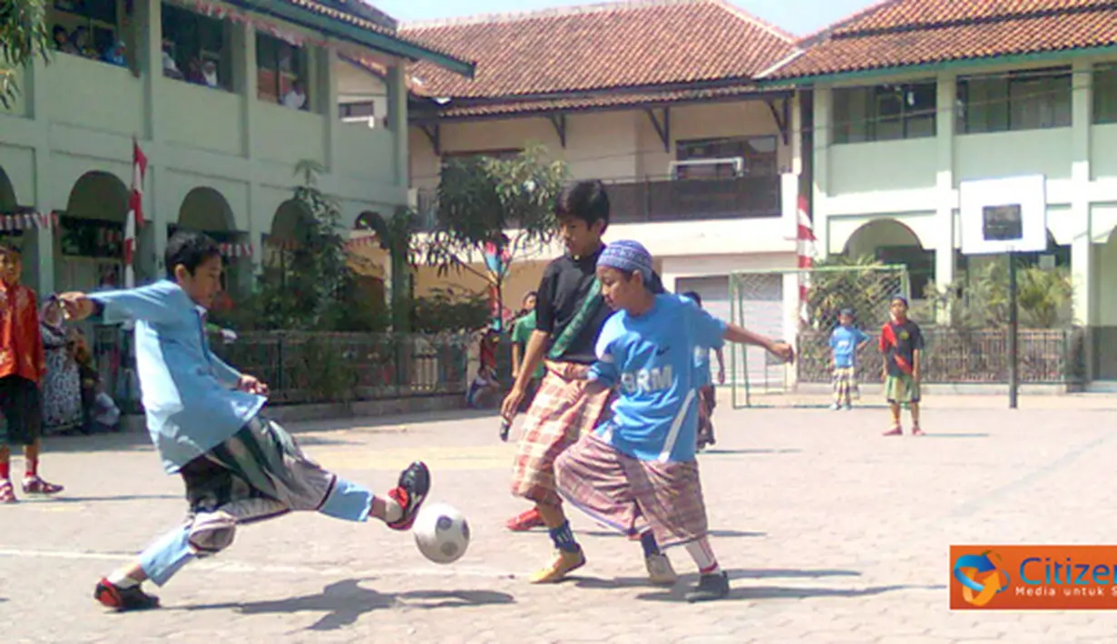 Melengkapi Ramadhan dan mengisi bulan kemerdekaan, santri Miftahulfalah Bandung berlaga dilapangan futsal tidak seperti biasanya. Mereka berbusana layaknya santri yang sedang dalam pengajian (21/08).