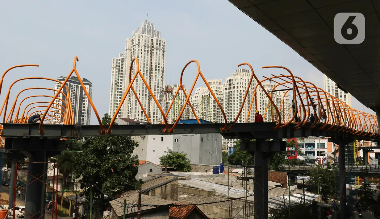 Pekerja menyelesaikan pembangunan jembatan penyeberangan orang (skywalk) di kawasan Kebayoran Lama, Jakarta, Rabu (2/11/2022). Pengerjaan skywalk sepanjang 500 meter dengan desain cahaya artistik dan dilengkapi fasilitas lift nantinya mengintegrasikan Stasiun Kebayoran dengan Halte Transjakarta Koridor 8 dan Koridor 13. (Liputan6.com/Herman Zakharia)