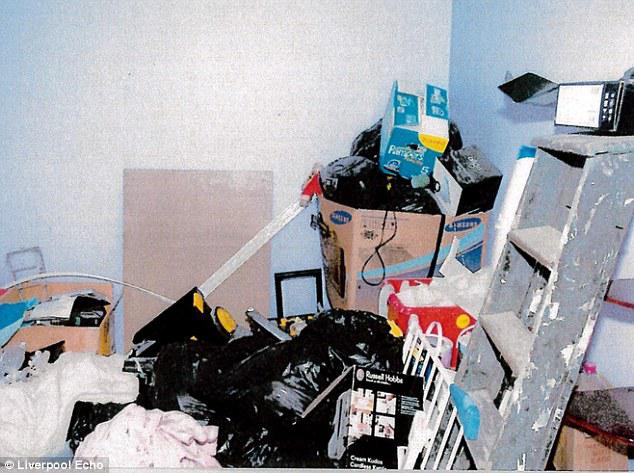Tak seperti rumah pada umumnya, rumah ini dipenuhi sampah dan benda-benda yang telah membusuk | Photo: Copyright dailymail.co.uk