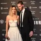 Kiper Manchester United ,David de Gea dan tunangannya, Edurne Garcia berpose di karpet merah makan malam acara amal UNICEF di Old Trafford, Rabu (15/11). Event ini sekaligus ajang pamer istri dan kekasih (WAGs) pasukan Red Devils. (Paul ELLIS/AFP)