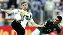 Striker Jerman, Timo Werner, berusaha melewati gelandang Meksiko, Edson Alvarez, pada laga Grup F Piala Dunia di Stadion Luzhniki, Moskow, Minggu (17/6/2018). Meksiko menang 1-0 atas Jerman. (AP/Antonio Calanni)