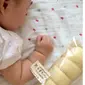 Orangtua di Jepang tengah meramaikan media sosial dengan foto tangan para bayi mereka yang menyerupai roti gulung.