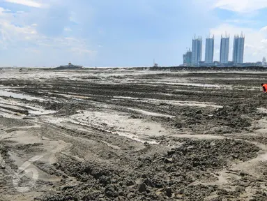Gundukan pasir menimbun sebagian teluk Jakarta di Muara Angke untuk dijadikan pulau , Jakarta, (17/4). Rencananya, Tempat yang menjadi lokasi sumber penghidupan para nelayan Muara Angke itu mulai disulap menjadi daratan. (Liputan6.com/Yoppy Renato)