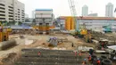 Suasana pengerjaan proyek pembangunan pasar modern di Bendungan Hilir, Jakarta, Selasa (8/8). Pembangunan Pasar modern Benhil Central ditargetkan rampung pada tahun 2019. (Liputan6.com/Angga Yuniar)