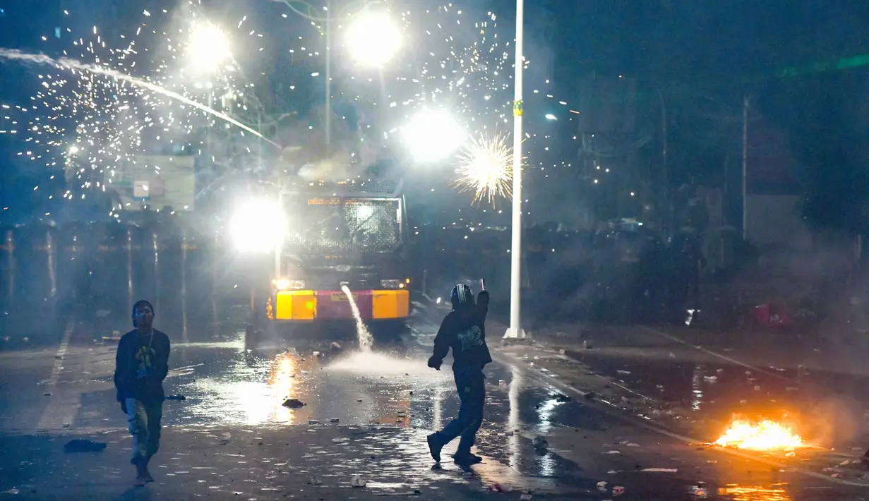 Massa menembakkan petasan ke arah kendaraan taktis milik kepolisian di kawasan Pejompongan, Jakarta, Kamis (28/8/2025). (merdeka.com/Arie Basuki)