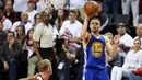 Stephen Curry (30) melakukan tembakan tiga angka saat melawan Portland Trail Blazers pada NBA Playoffs di Moda Center, Rose Quarter, Portland, (9/5/2016). (Mandatory Credit: Jaime Valdez-USA TODAY Sports)