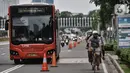 Pengguna sepeda saat berkeliling di Jalan Jenderal Soedirman, Jakarta, Minggu (11/10/2020). Pemprov DKI Jakarta juga memberi kelonggaran aktivitas perkantoran namun dengan pembatasan 50 persen dari kapasitas yang disediakan. (merdeka.com/Iqbal S. Nugroho)