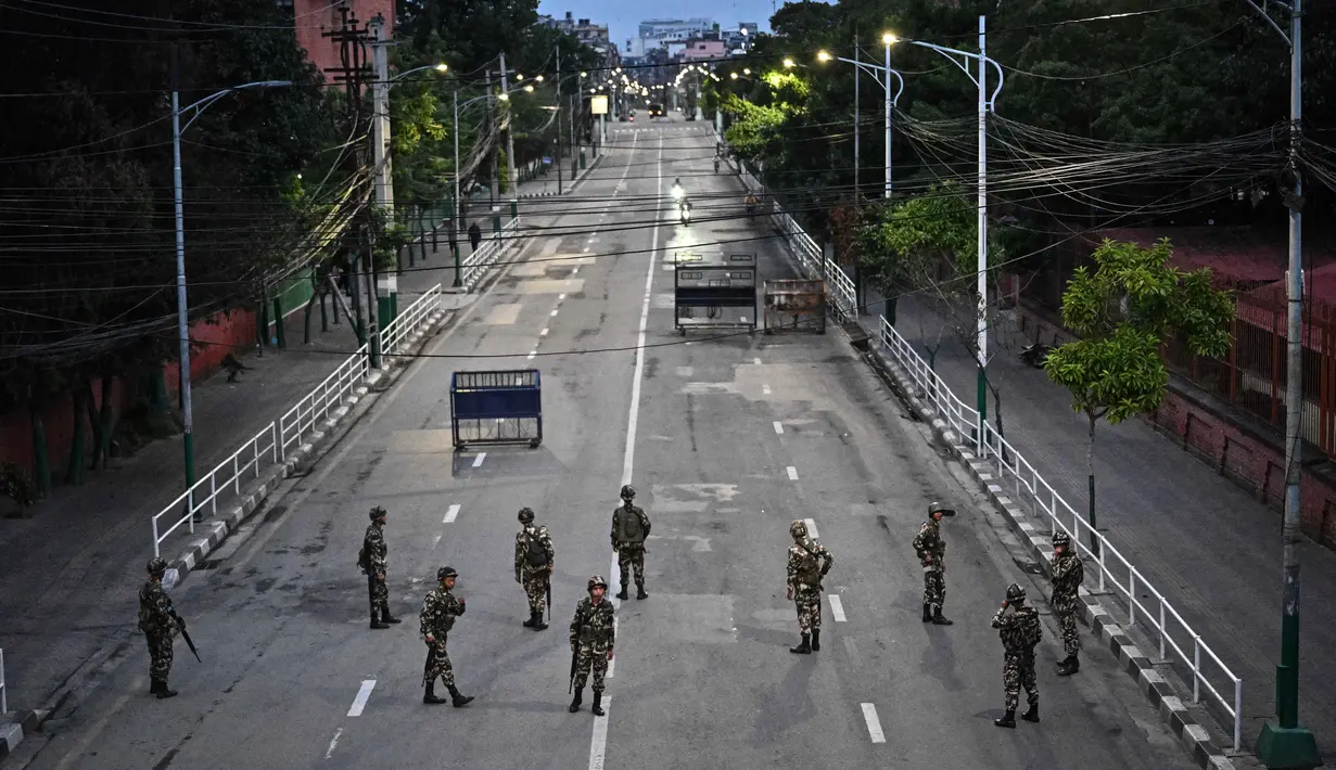 Berbagai ruas jalan utama di Kathmandu, Nepal dijaga personel militer bersenjata lengkap. (Pedro Pardo/AFP)