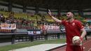 Striker Persija Jakarta, Marko Simic, menyapa suporter usai mengalahkan 757 Kepri Jaya pada laga Piala Indonesia di Stadion Patriot Bekasi, Jawa Barat, Rabu (23/1). Persija menang 8-2 atas Kepri. (Bola.com/Yoppy Renato)