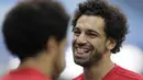 Senyum Mohamed Salah (kanan) saat mengikuti sesi latihan tim di St. Petersburg stadium, St. Petersburg, Rusia, (18/6/2018). Mesir akan melawan Rusia pada laga kedua Piala Dunia 2018. (AP/Dmitri Lovetsky)