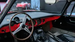 Detail bagian kemudi dari mobil Iso Grifo A3-C 1964 yang merupakan milik bintang rock asal Prancis Johnny Hallyday saat dipamerkan sebelum dilelang di Paris, Prancis (6/2). (AFP/Stephane De Sakutin)