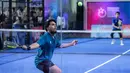 Selebritas Indonesia, Thoriq Halilintar berusaha mengembalikan bola ke arah pasangan Saih Halilntar dan Fateh Halilintar dalam laga final ganda putra padel Turnamen Olahraga Selebriti Indonesia (TOSI) Season 4 di GOR UNJ, Rawamangun, Minggu (09/11/2025). (Bola.com/Bagaskara Lazuardi)