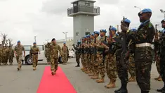 Panglima TNI Jenderal TNI Dr. Moeldoko meninjau Pasukan Garuda yang sedang melaksanakan misi perdamaian PBB di Lebanon, Minggu (12/4/2015). (Dok.TNI)