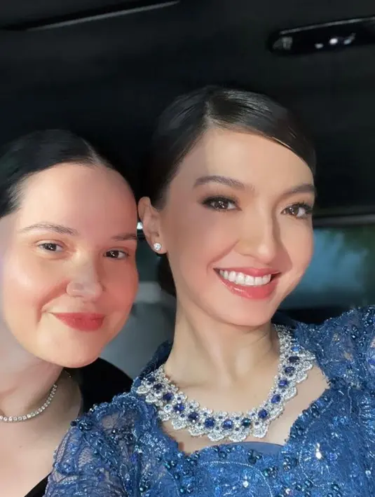 Disempurnakan dengan polesan makeup wajah natural dengan lipstik merah muda yang segar.