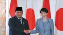 Sebagai informasi, pertemuan ini merupakan bagian dari rangkaian kunjungan kenegaraan perdana Prabowo Subianto ke Jepang sejak menjabat sebagai Presiden. Tampak dalam foto, Presiden Indonesia Prabowo Subianto (kiri) dan Perdana Menteri Jepang, Sanae Takaichi, berjabat tangan sebelum pertemuan puncak mereka di Istana Akasaka, Tokyo pada Selasa 31 Maret 2026. (STR/JAPAN POOL/JIJI PRESS/AFP)