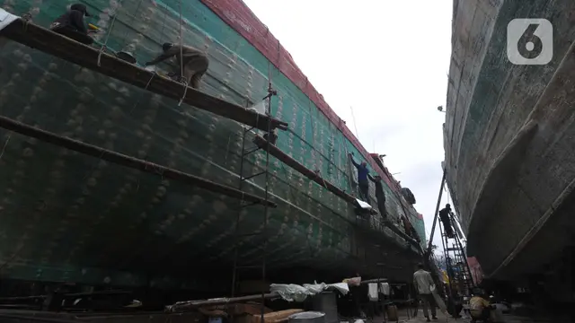 Perbaikan Kapal Nelayan di Muara Angke