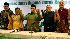 Ketua Umum PBNU KH Said Aqil Siroj bersama sejumlah tokoh lintas agama berfoto bersama usai konferensi pers di Jakarta, Jumat (15/12). Mereka menyampaikan aspirasi perihal situasi politik global menyangkut kedaulatan Palestina. (Liputan6.com/JohanTallo)