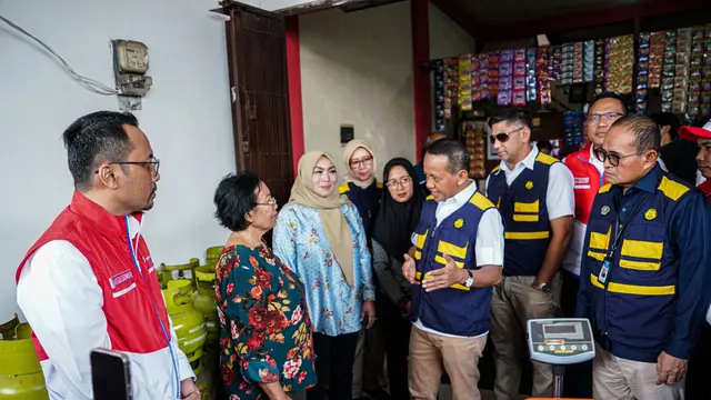 Menteri ESDM RI, Bahlil Lahadalia, yang melakukan tinjauan langsung ke salah satu pangkalan LPG 3 Kg di Surabaya pada Selasa (25/3/2025). Dok PPN