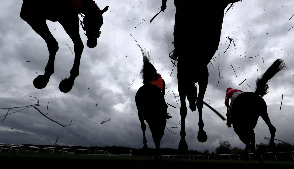 Pelari dan pengendara membersihkan pagar selama Mares 'Novices' Chase di Bangor Racecourse di Wrexham, Wales, Rabu 11 November 2020. (David Davies / PA via AP)