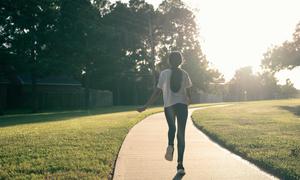 Olahraga jalan kaki. (dok. Unsplash.com/Shiona Das)