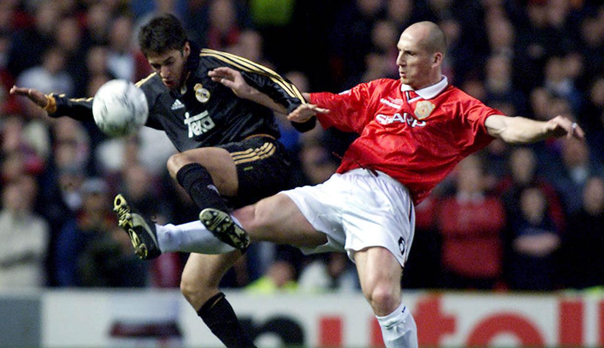 Bek Tengah - Jaap Stam, kehadirannya membuat Schmeichel merasa aman karena permainan yang disiplin. Bek asal Belanda itu disebut oleh Johan Cruyff sebagai salah satu pemain bertahan terbaik dunia. (AFP/Adrian Dennis)